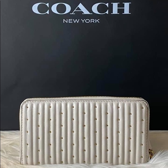 💰SOLD - 76273 - Coach Zip Wallet with Quilting - Picture 4 of 8